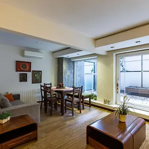 https://stylish-flat-with-backyard-near-malls-in-besiktas.istanbul-turkeyhotels.com