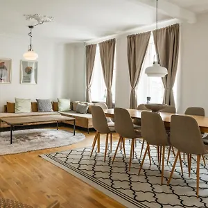 https://nyhavn-apartments-luxurious-3-4-bedroom-apartments.copenhagenhotelselect.com